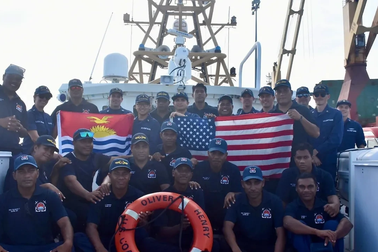 Cảnh sát biển Mỹ kiểm tra các tàu đánh cá Trung Quốc gần Kiribati