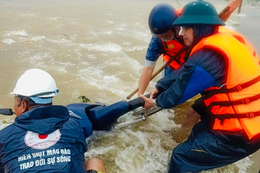 Cứu sống hai mẹ con giữa dòng lũ xiết ở Huế