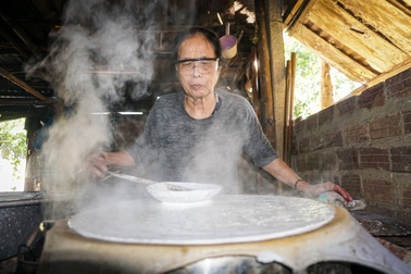 Ngày đêm làm thứ bánh trứ danh, ra lò bao nhiêu bán hết bấy nhiêu