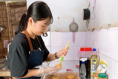 Người dân phố núi làm bánh Trung thu "handmade", hút khách mua