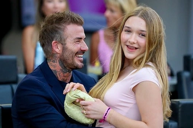 Lịm tim trước diện mạo xinh xắn ngọt ngào của "cô út" Harper Beckham