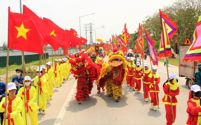 Cả ngàn người một nơi ở Nghệ An rước thứ gì của Sát Hải Đại Vương ra cửa biển?