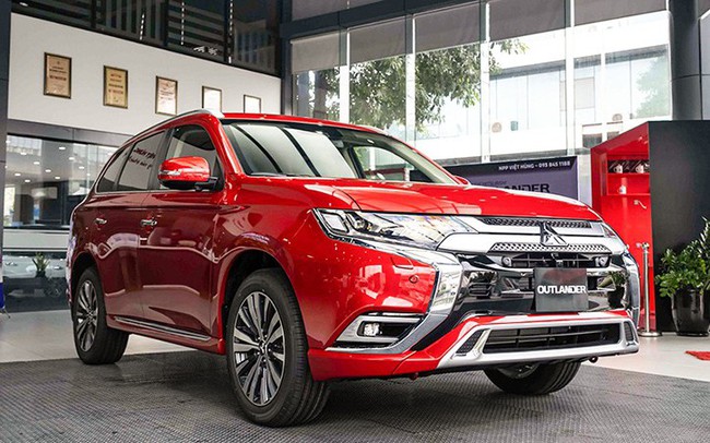 Giá xe Mitsubishi Outlander lăn bánh tháng 3/2024: Giảm sâu khi Honda CR-V, Mazda CX-5 cùng giảm