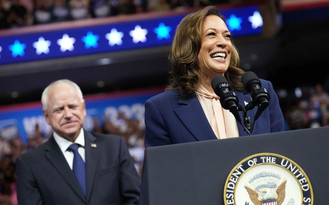 Vừa công bố lựa chọn bất ngờ, bà Kamala Harris có thêm 20 triệu đô la, ê kip của ông Trump choáng