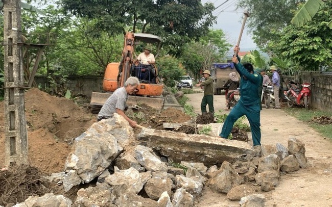 Quảng Bình: Máy xúc vào làng phá tường, đường nông thôn mới rộng hẳn ra, dân tình vui vẻ