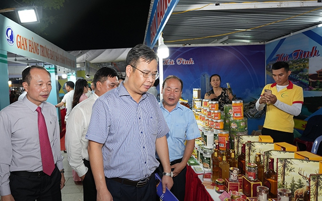 Hội chợ thương mại Festival Huế 2024 có 227 gian hàng trưng bày, giới thiệu sản phẩm