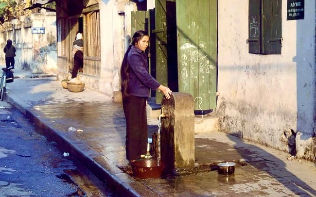 Ký ức Hà Nội: Những ngày "bon chen" xếp hàng gánh nước thời bao cấp