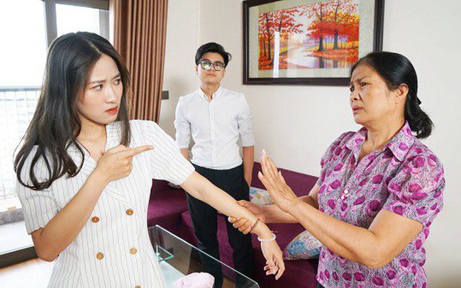 Mẹ chồng kiểm tra vali con dâu ngay trước giờ đi công tác, bẻ cả bánh xe để xem “giấu cái gì bên trong”