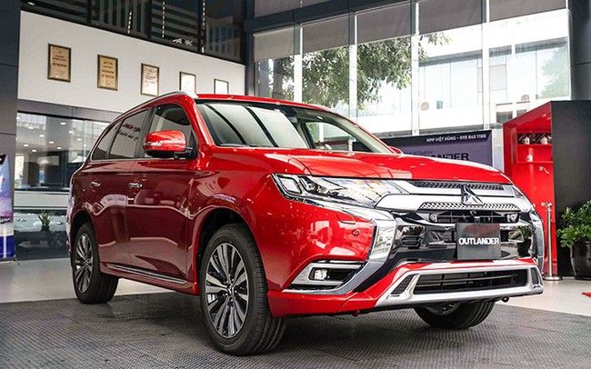 Giá xe Mitsubishi Outlander lăn bánh tháng 1/2024: Giảm không "phanh" khi Mazda CX-5, Honda CR-V cũng giảm