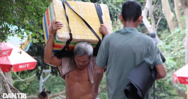 Những người "mình đồng da sắt" nhọc nhằn mưu sinh nơi cửa chùa