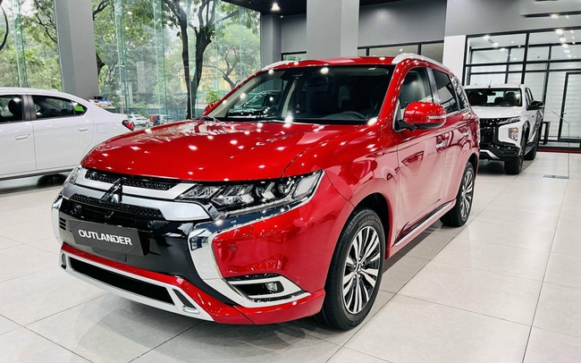 Giá xe Mitsubishi Outlander tháng 12/2023: Giảm "sốc" đấu Mazda CX-5, Honda CR-V