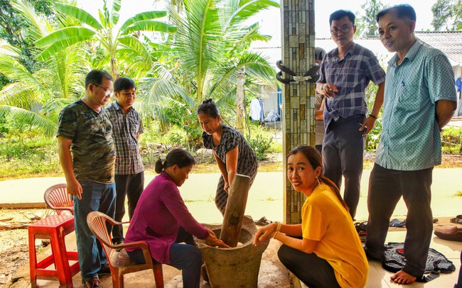 Đào một loại củ "toàn thịt nạc", dân nơi này ở Sóc Trăng làm ra thứ bánh quê "ngon bá cháy"