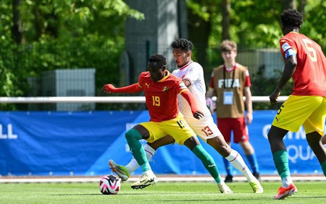 Thua phạt đền, HLV Shin The-yong bị thẻ đỏ, U23 Indonesia tan mộng Olympic