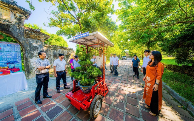 Trao tặng xe điện năng lượng mặt trời cho Trung tâm Bảo tồn di tích cố đô Huế