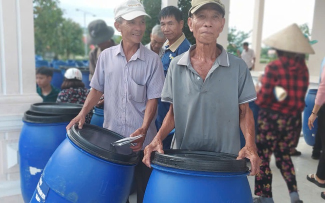 Trao 1.200 thùng đựng rác cho nông dân ở Quảng Nam