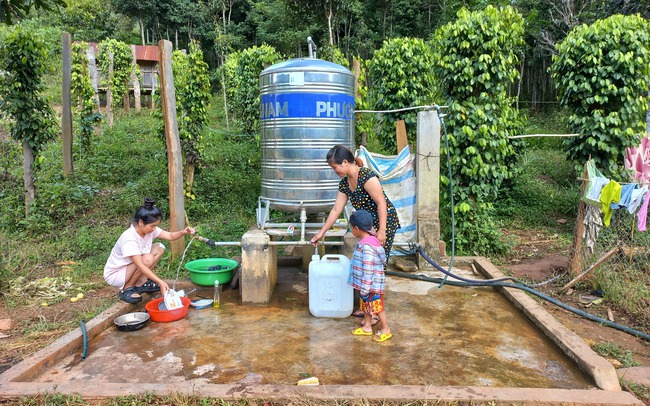 Dân một xã ở Kon Tum già trẻ, gái trai cười tươi khi nước sạch về tận nhà, cái khổ đã vơi đi hẳn