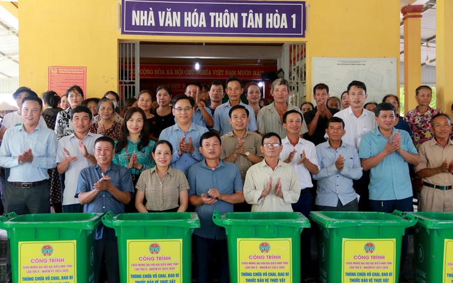 Hội Nông dân Hà Tĩnh phát động thu gom vỏ chai nhựa, bao bì thuốc bảo vệ thực vật trên đồng rộng