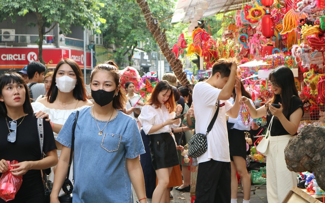 Giới trẻ rủ nhau đến Hàng Mã "check-in" Trung thu sớm