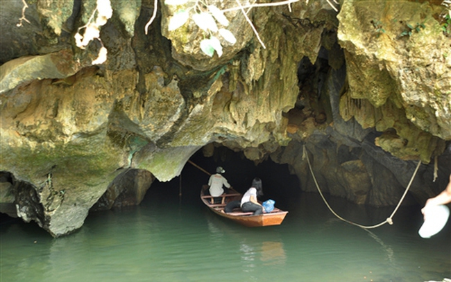 Cách Hà Nội 60km thôi, nơi này của Hà Nam có cái ao nước trong hang đá, có thú hoang dã, cò trắng bay