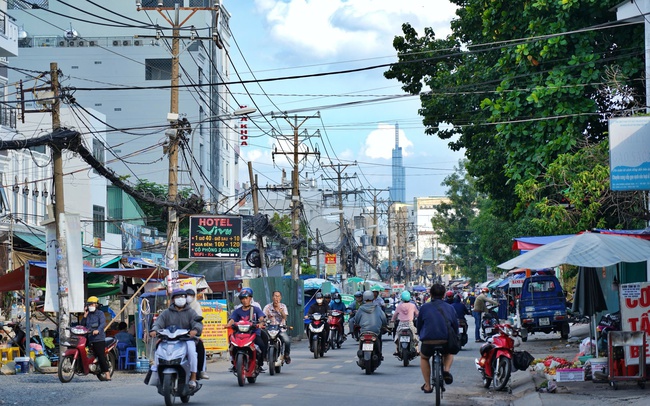 Hàng rong bày bán khắp hai bên đường 2.300 tỷ đang thi công dang dở ở quận Gò Vấp, giao thông "ngộp thở"