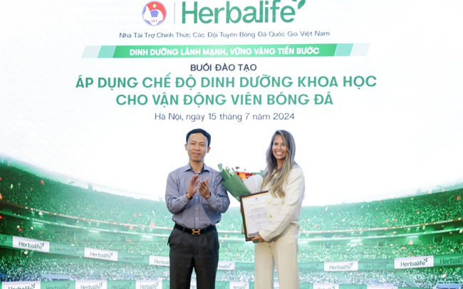 Chuyên gia dinh dưỡng của Herbalife mang kiến thức chuyên sâu tới bóng đá Việt