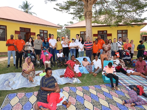 Đại sứ quán Việt Nam tại Tanzania chia sẻ khó khăn với trẻ em mồ côi, tàn tật ở Dar es Salaam