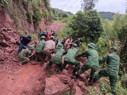 Sát cánh cùng người dân khắc phục hậu quả mưa lũ