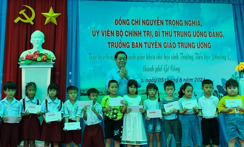 Đồng chí Nguyễn Trọng Nghĩa trao tặng sách và học bổng cho học sinh ở Tiền Giang