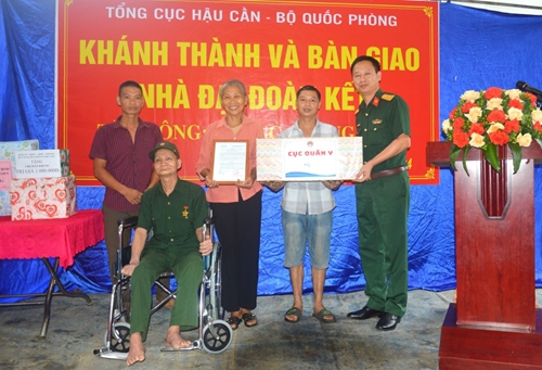 Tổng cục Hậu cần bàn giao “Nhà đại đoàn kết” và “Nhà tình nghĩa” cho hai gia đình ở Thái Nguyên