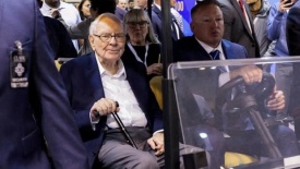 Warren Buffett bán tháo gần một nửa cổ phiếu Apple