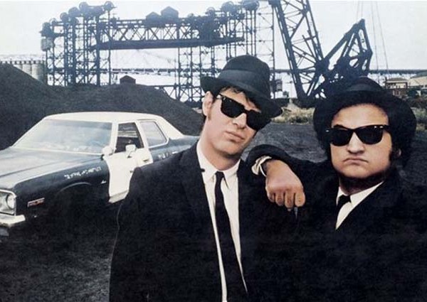 John Belushi bảo vệ các anh em nhà Blues