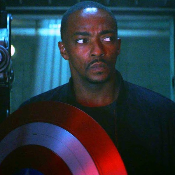 Đại úy Hoa Kỳ, còn gọi là Anthony Mackie, chúc mừng ngày 4 tháng Bảy