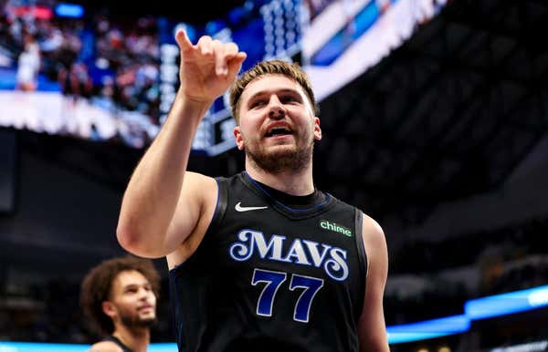 Sau cú triple-double lịch sử, Luka Doncic hướng dẫn Mavs đấu với Blazers