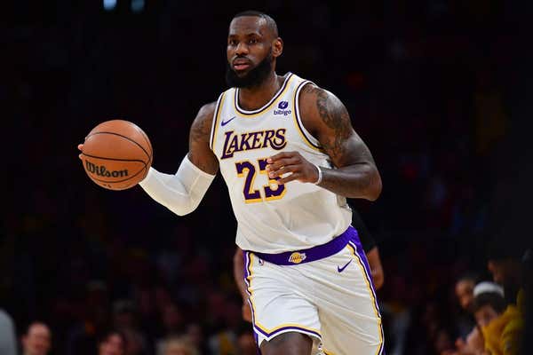 LeBron James, Lakers thưởng thức trận đấu giải đấu với Suns