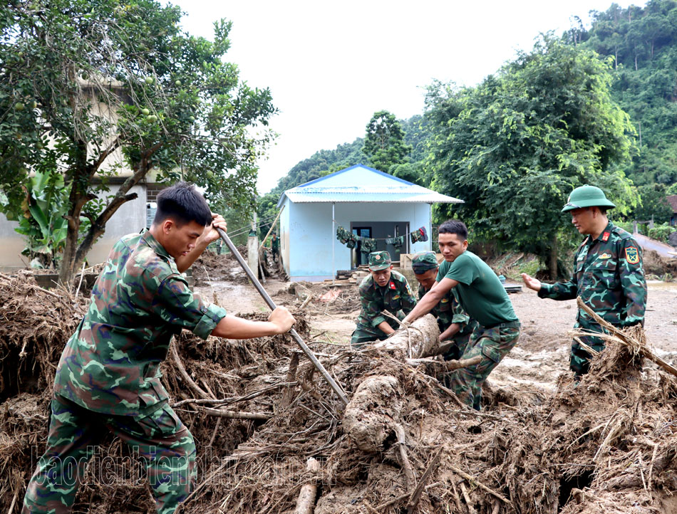 Lực lượng vũ trang giúp người dân Mường Pồn khắc phục thiệt hại do lũ quét