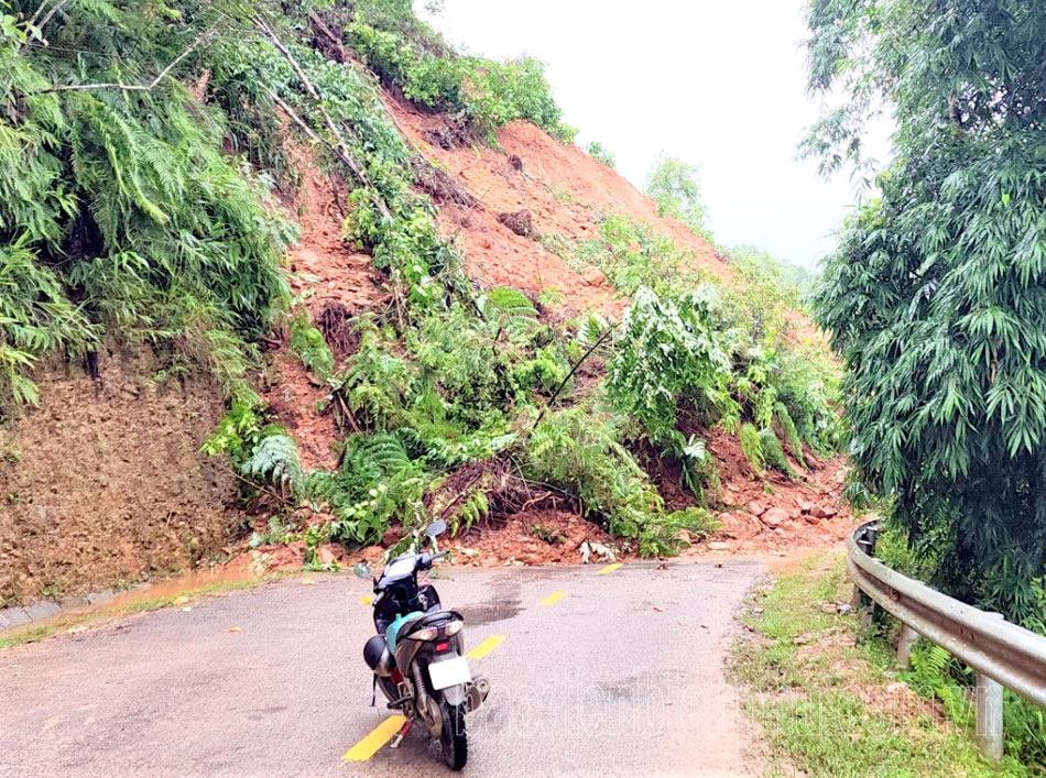 Khoảng 7.000m3 đất vùi lấp mặt đường, gây ách tắc giao thông trên quốc lộ 6