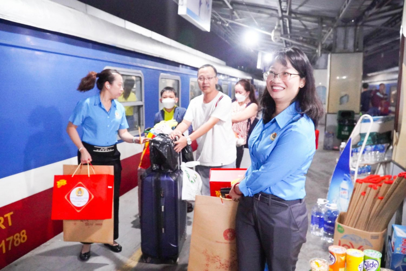 Miễn phí máy bay, tàu hoả cho hàng nghìn lao động về quê ăn Tết