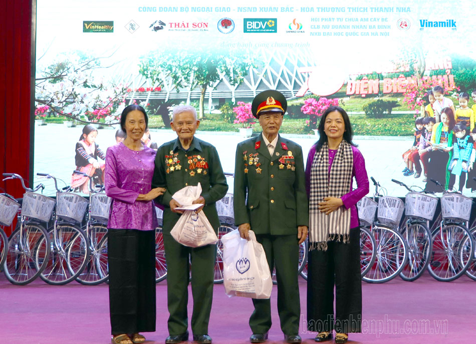 Trao 349 suất quà và học bổng cho con cháu Chiến sĩ Điện Biên và học sinh có hoàn cảnh khó khăn