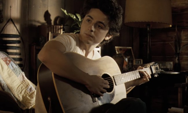 Timothée Chalamet biến thành Bob Dylan trong một toa xe kéo không rõ