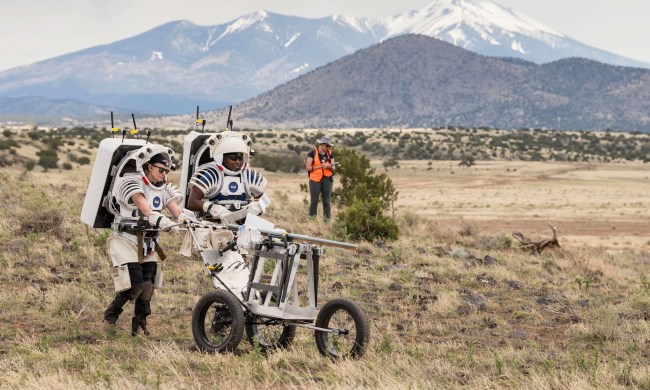 NASA tiến hành ‘ những chuyến hành trình trong sa mạc Arizona cho nhiệm vụ mặt trăng của Đi - anh