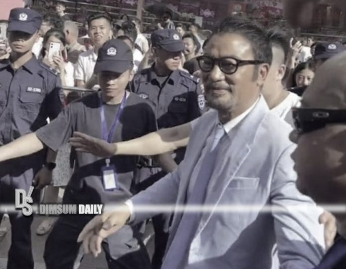 Diễn viên Hồng Kông Simon Yam bị người hâm mộ bắt giữ ở Shenzhen