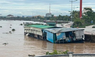 Tin nóng 24h hôm nay ngày 27/9: Nhà hàng nổi ở Quảng Bình bị sóng đánh trôi ra biển, 4 người được cứu thoát