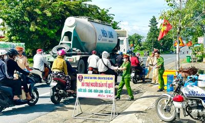 Tin thời sự nóng mới nhất ngày 2/9: CSGT Sóc Trăng hỗ trợ xăng xe, nước uống cho người dân về quê nghỉ lễ