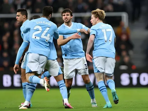 Man City lội ngược dòng phút bù giờ trước Newcastle