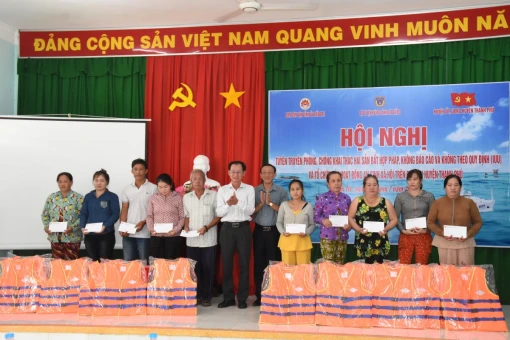 “Cảnh sát biển đồng hành với ngư dân” tại địa bàn huyện Thạnh Phú