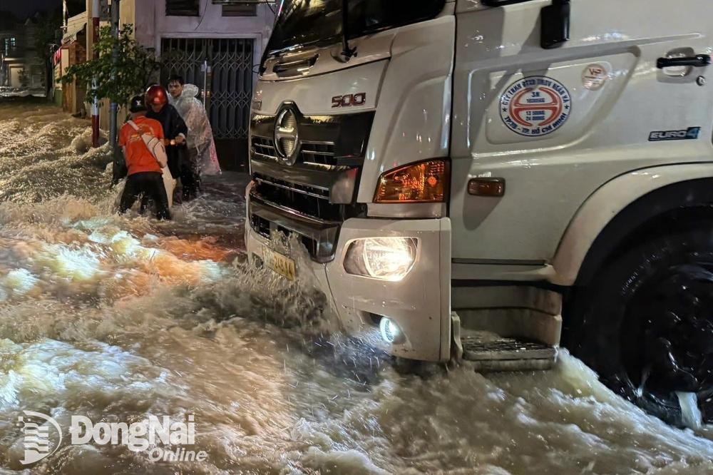 Ngã ba Trảng Dài ngập nặng sau cơn mưa chiều 30-9