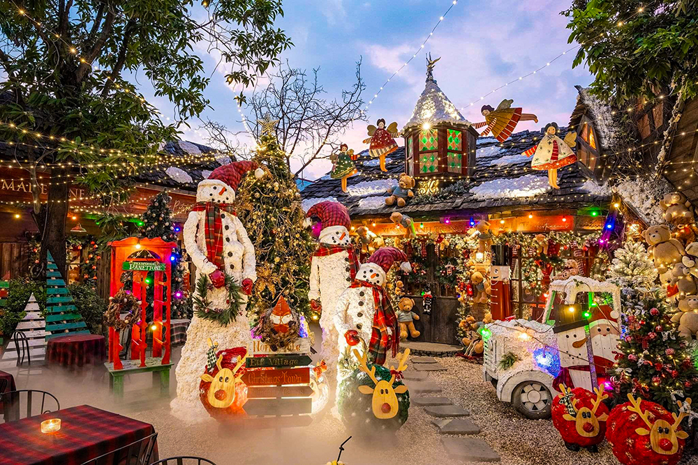 Hàng quán 'khoác áo mới' đón Noel