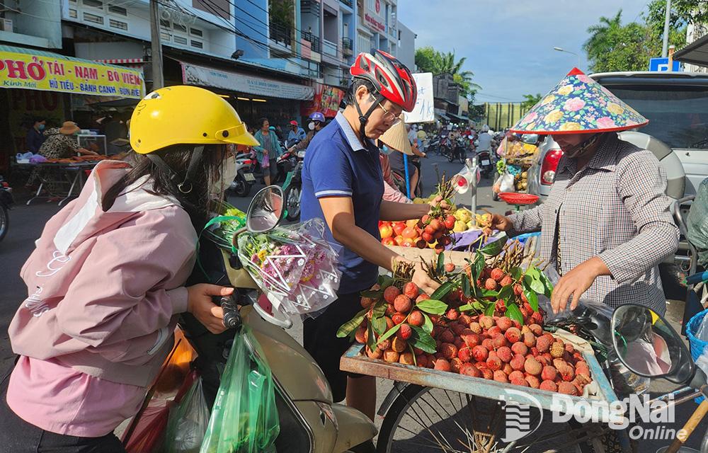 Nhộn nhịp thị trường dịp Tết Đoan Ngọ