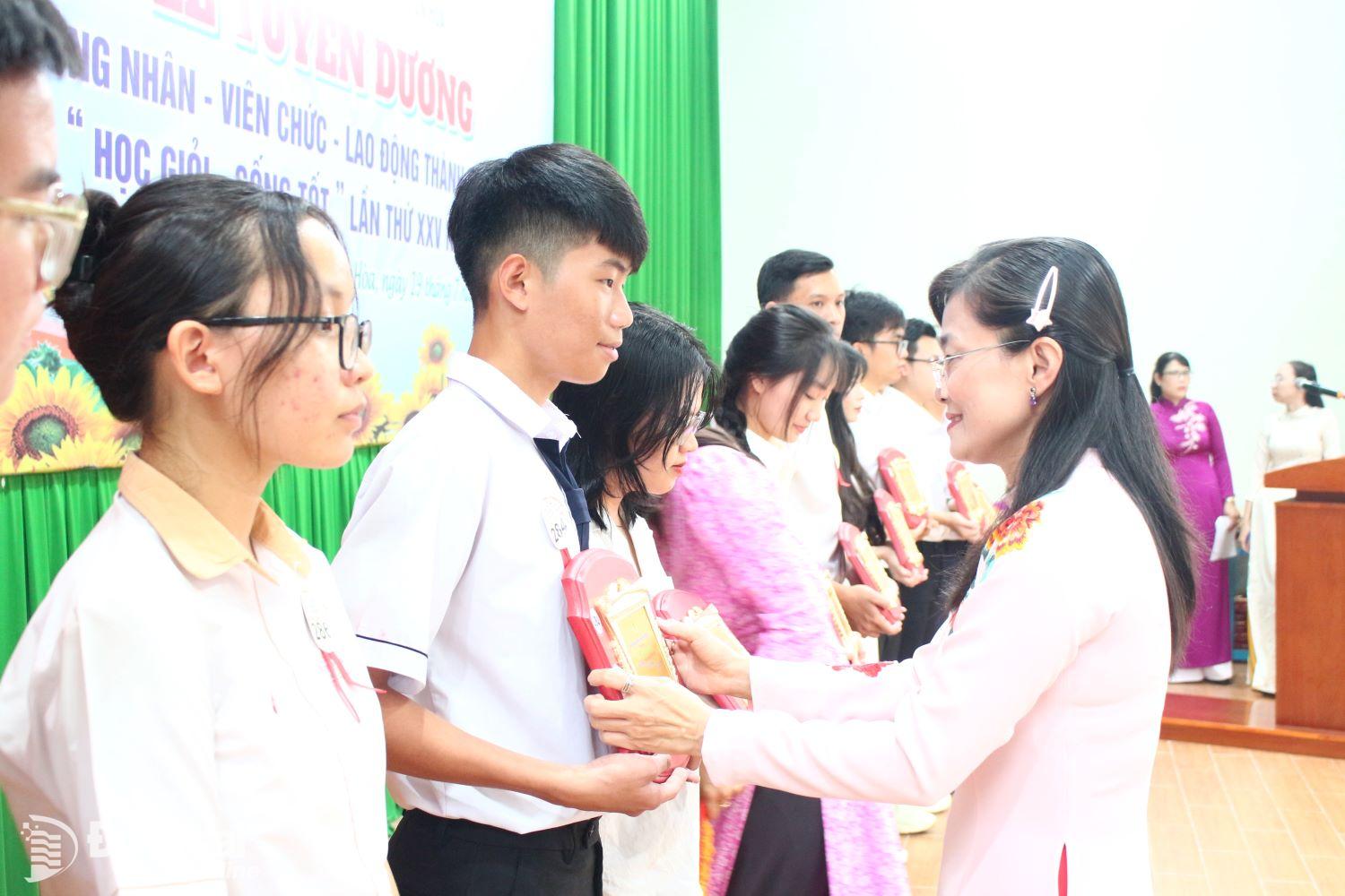 Tuyên dương gần 600 học sinh Học giỏi, sống tốt