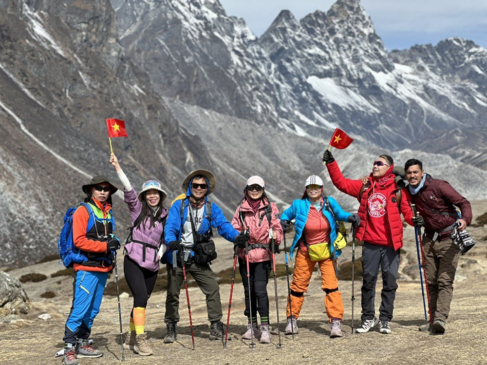 Chinh phục Everest Base Camp: Tự hào vẫy cờ Việt Nam ở độ cao 5.364m